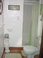 BLee/BathroomHoneymoonerCabin2.JPG